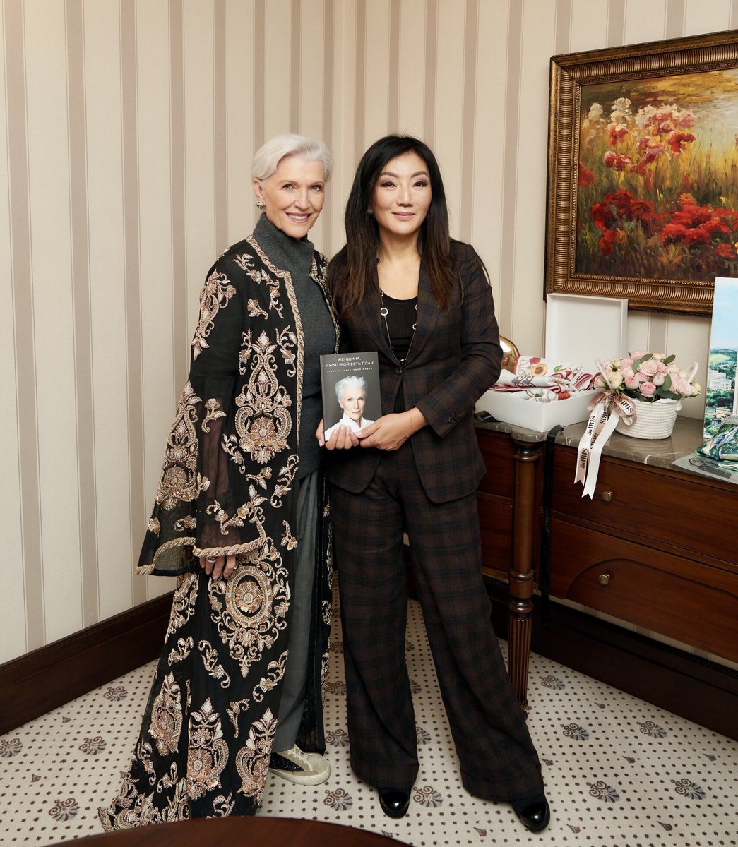 Having fun during my talk at the BeWomanAsia forum. 
Thank you Zhanna Kan for inviting me.
Also… signing many books while wearing a beautiful hand embroidered coat 🥰 #Almaty #Kazakhstan 
<a href="/caaspeakers/">CAA Speakers</a> <a href="/CookeMcDermid/">CookeMcDermid</a> <a href="/BomboraBooks/">bombora.books</a> 
#AWomanMakesAPlan 📖 
Advice for a Lifetime of