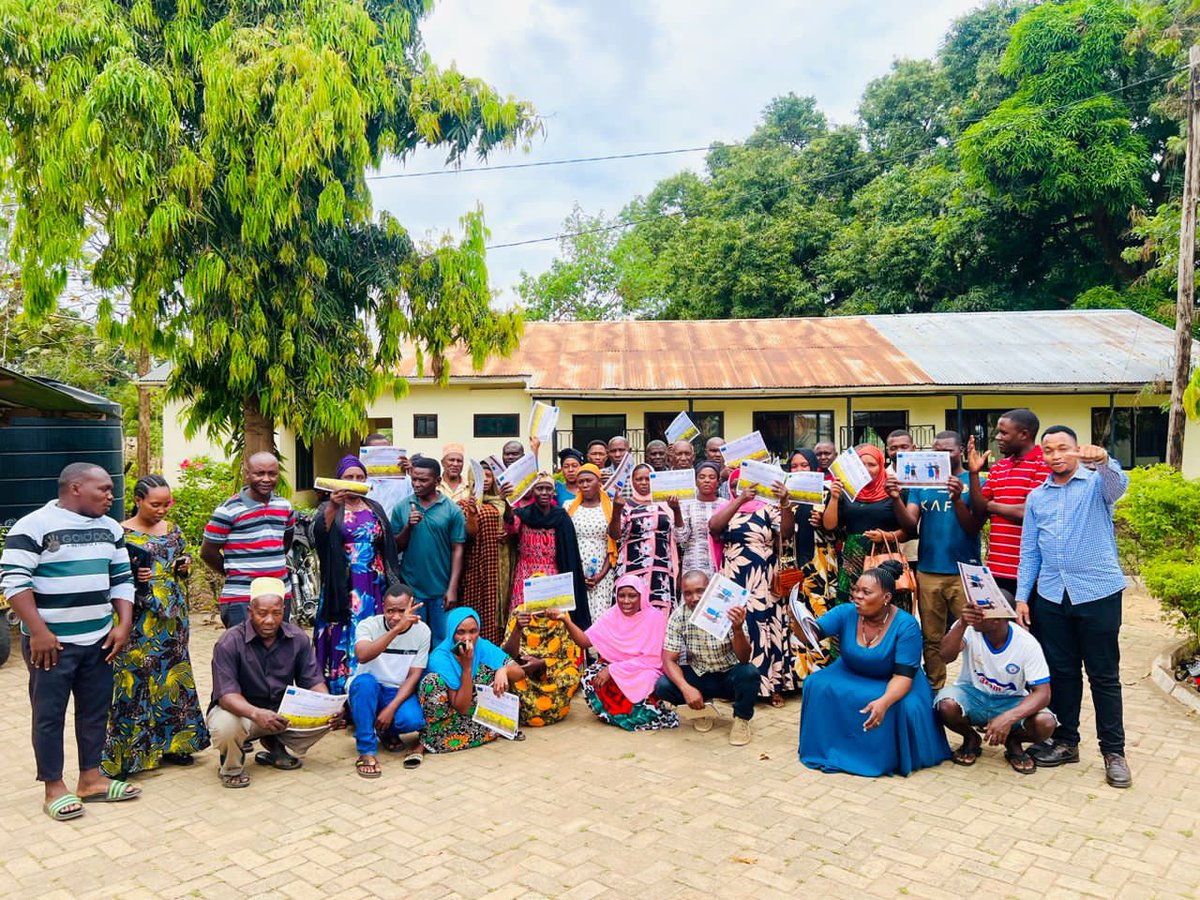 ACT_Tz's tweet photo. Wakulima skimu ya umwagiliaji zao la mpunga Kigugu Wilayani Mvomero Mkoani Morogoro wanufaika wa Mradi wa FO4ACP unaotekelezwa na Baraza la Kilimo Tanzania wapatiwa elimu kuhusiana na Huduma na Elimu kuhusu bidhaa za kibenki na kifedha. https://t.co/zqAGm3yBlM
