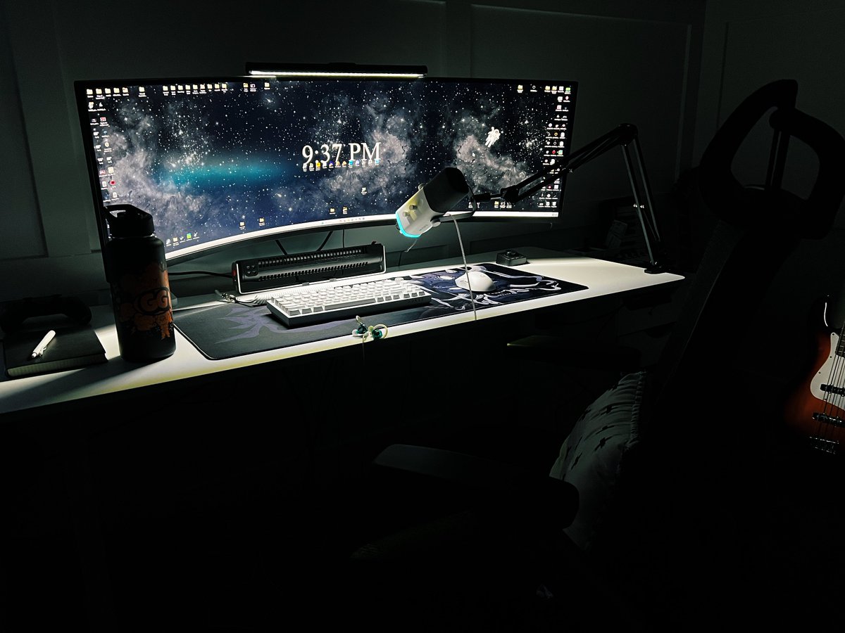BetabyteYT's tweet photo. finally finished moving into my new place and now i can get back to editing 👏 here’s the setup 👏 https://t.co/yNRzzKKdE6