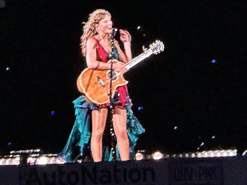 tayswiftdotcom's tweet image. The surprise songs for Miami night 1 are “Tim McGraw”/Timeless” mashup and ‘’This is me trying/Daylight” mashup! 
#MiamiTSTheErasTour