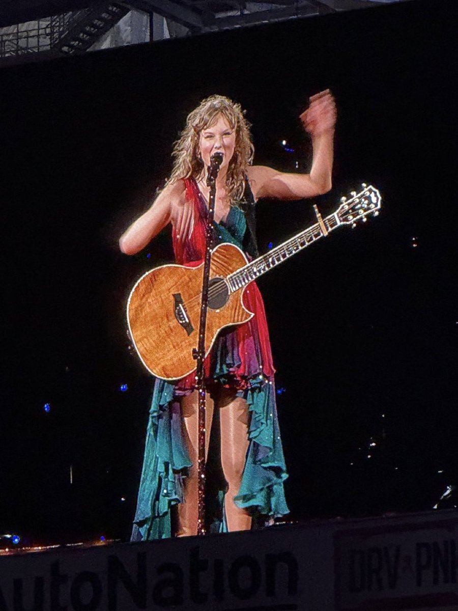 tayswiftdotcom's tweet image. The surprise songs for Miami night 1 are “Tim McGraw”/Timeless” mashup and ‘’This is me trying/Daylight” mashup! 
#MiamiTSTheErasTour