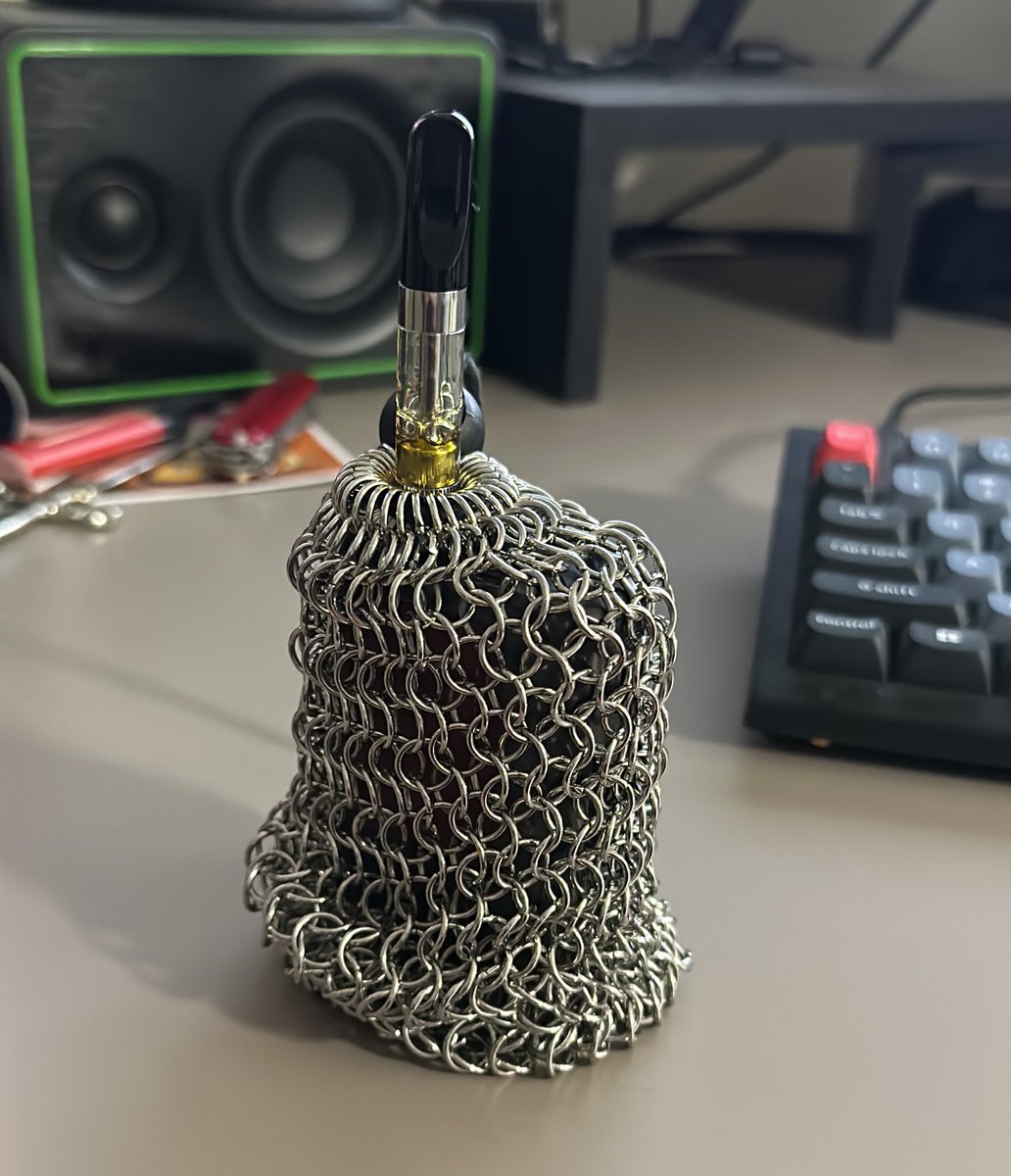hippo_tiny's tweet photo. u kno i keep that mf thang on me (chain mail weed vape) https://t.co/xvGgogx7ap