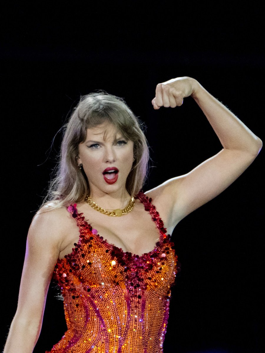 4k_taylorr's tweet photo. #MiamiTSTheErasTour https://t.co/BJVeTXrYLa
