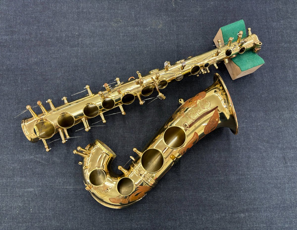 sumiyawind's tweet photo. 【激レア楽器を解体!】
#Selmer アルトサックス
#SuperAction80
いわゆるシリーズ1を買取させていただきました!
しっかり演奏できるよう、現在調整中🎵
この機種はマーク7の後継として1980年に誕生し、約5年間製造されました
マーク7からキーの形状・配置が改善され、多くの現行セルマーの元となった機種です
本機は、最初期の1980年製と思われるレア楽器🎷
もう私が欲しいです…