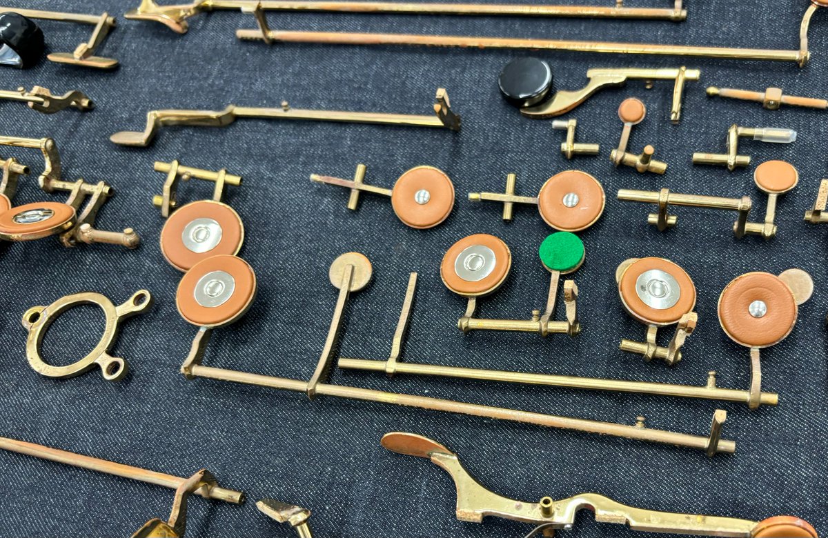 sumiyawind's tweet photo. 【激レア楽器を解体!】
#Selmer アルトサックス
#SuperAction80
いわゆるシリーズ1を買取させていただきました!
しっかり演奏できるよう、現在調整中🎵
この機種はマーク7の後継として1980年に誕生し、約5年間製造されました
マーク7からキーの形状・配置が改善され、多くの現行セルマーの元となった機種です
本機は、最初期の1980年製と思われるレア楽器🎷
もう私が欲しいです…