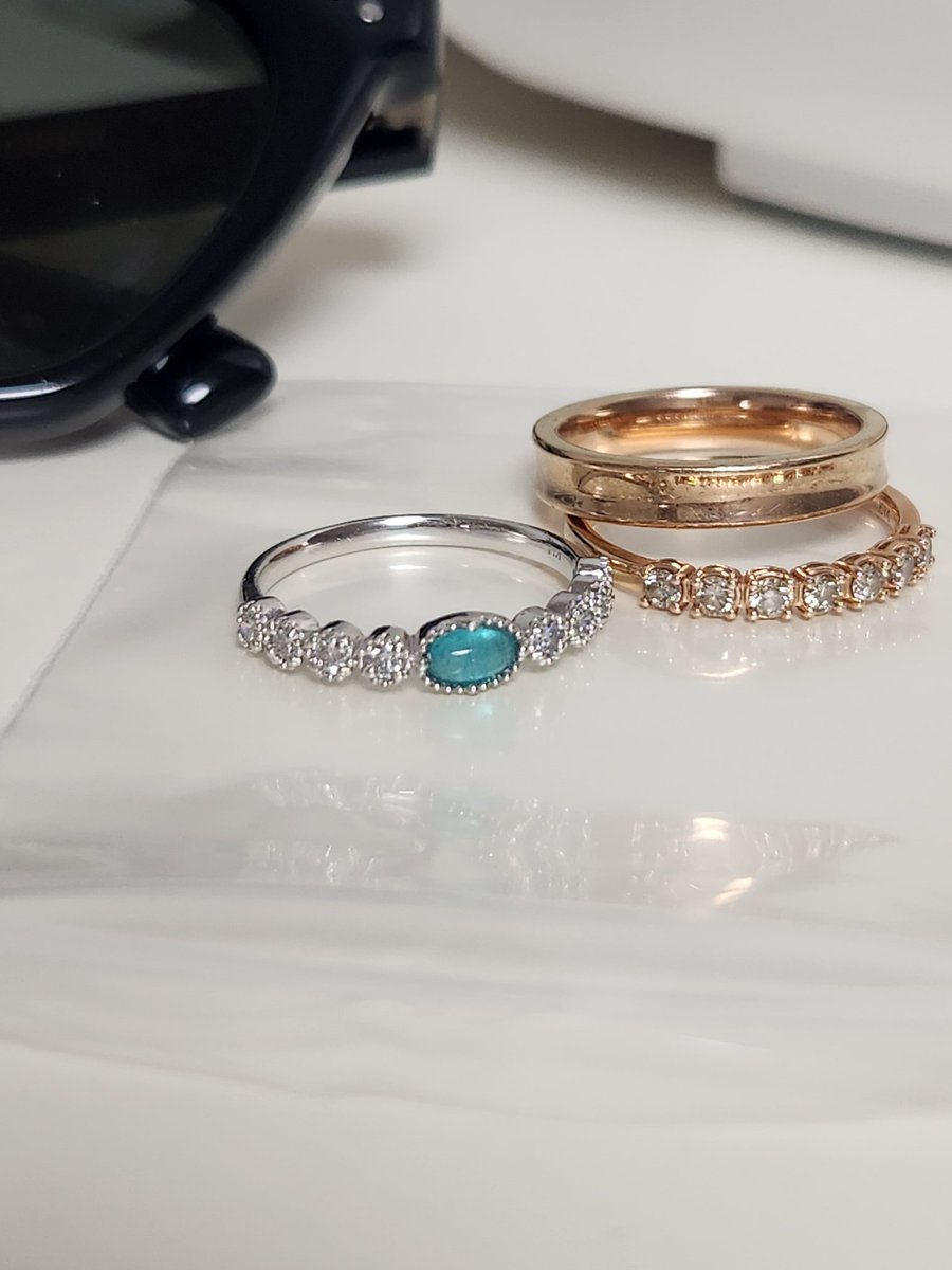 파라이바가 왔다
엄청 네온 컬러였는데 옷을 입으니 색이 연해진 느낌은 왜... ㅠㅠ 그라운드가 화이트여야 쨍해지는건가? 아니면 빛이 많이 안드는 로렛 디자인이라 그런가 첫 인상은 아쉬운 마음이 드는 줌제 반지