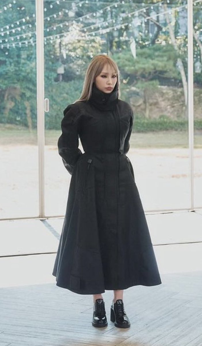 StariMllws's tweet photo. Why does CL look like she's about to fight cursed spirits in jujutsu kaisen https://t.co/wN90G1mFLp