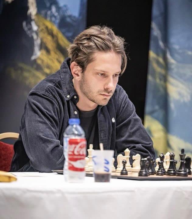 J - 1
Inscrivez-vous quand même, il pourrait y avoir des désistements :
L’ <a href="/EchiquierduLac/">EchiquierduLac</a> organise 2 simultanées à <a href="/EnghienlesBains/">Enghien-les-Bains</a> avec le champion de 🇫🇷 @jyeolz Jules Moussard. Détails et inscriptions : helloasso.com/associations/l… <a href="/ffechecs/">Fédération Française des Échecs</a> <a href="/EuropeEchecs/">Europe Echecs</a> <a href="/Chess_Strategy/">Échecs & Stratégie</a> <a href="/valdoise/">Département du Val d'Oise</a>