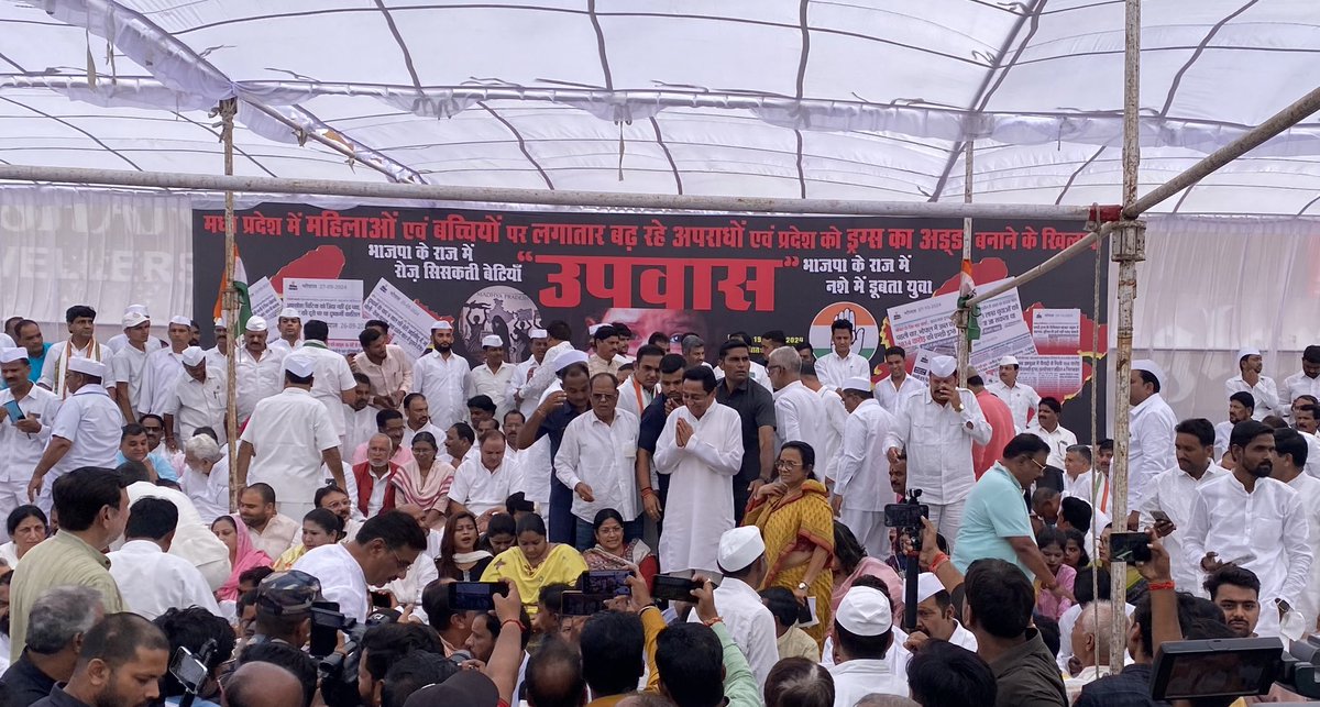 OfficeOfKNath's tweet photo. आज भोपाल में मध्य प्रदेश में महिलाओं और बच्चियों पर हो रहे अत्याचार के विरोध में प्रदेश कांग्रेस कमेटी द्वारा आयोजित उपवास में शामिल हुआ।
महिला सुरक्षा कांग्रेस पार्टी की शीर्ष प्राथमिकता है। हम हर स्तर पर महिलाओं की सुरक्षा के लिए संघर्ष करते रहेंगे। https://t.co/UHdNGcj2ay
