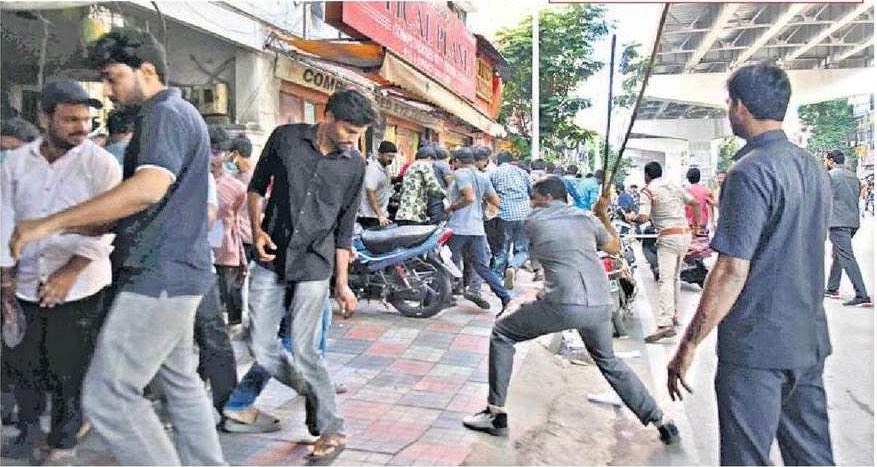 NAR_Handle's tweet photo. ‘Everything You Need to Know About Why Group 1 Aspirants Are Protesting in Telangana’ 🚨

Several Group-I job aspirants are peacefully protesting, demanding a rescheduling of Group-I mains exam. However, Congress govt in Telangana, instead of addressing the chaos & confusion created, chose to manhandle, detain, and lathi-charge them!

Read further to understand why they are calling for a reschedule 👇

(1/N)