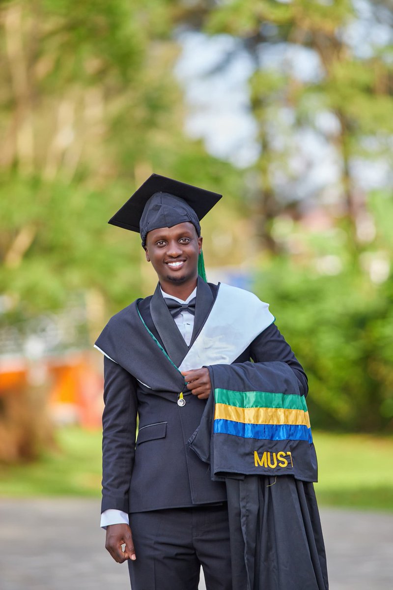 dan_kabagambe's tweet photo. Dropped out of Vet school @covab in 2019.

Joined @MbararaUST and did software engineering.

Today, I'm graduating with a first class honours degree.

Yes, it's a long story but God is faithful.
#BSE20 https://t.co/HXgmONkViH