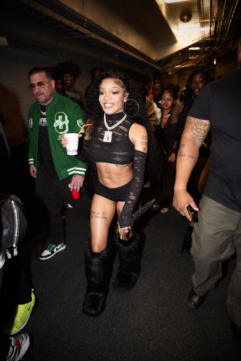 GloTheofficial's tweet photo. Light skin bi$h she Toxic 🖤 https://t.co/zPXYfTsSkn