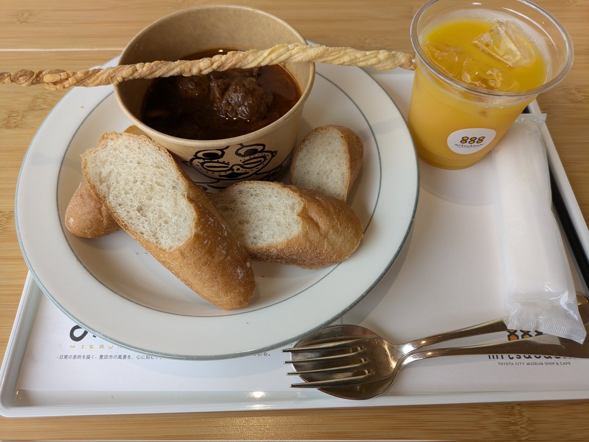 これはやまごーが鹿とキノコと栗を焦がして茶色くしたものをシチューだと言い張って振る舞ってくれた食事なんだ…と思って食べました。
何かねじれた枝も添えてくれてある。優しい。
鹿肉が獣臭くて美味かったです。 