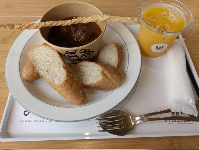 これはやまごーが鹿とキノコと栗を焦がして茶色くしたものをシチューだと言い張って振る舞ってくれた食事なんだ…と思って食べました。
何かねじれた枝も添えてくれてある。優しい。
鹿肉が獣臭くて美味かったです。 