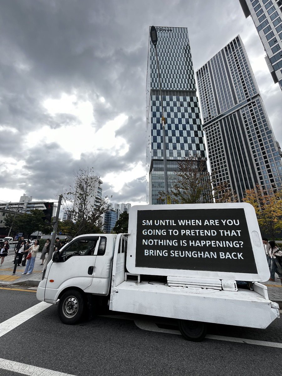 RiizeBrasill's tweet photo. O MAIS MAIS CHEGOU!!! 🇧🇷

Nosso caminhão latino já está no prédio da SM, essas são as prévias das fotos, mais tarde, quando o caminhão estiver no lugarzinho certo posto novas!

#BringBackSeunghan
#RII7E_Or_NONE
#SMSupportsBullying https://t.co/ILrpbYHtnF