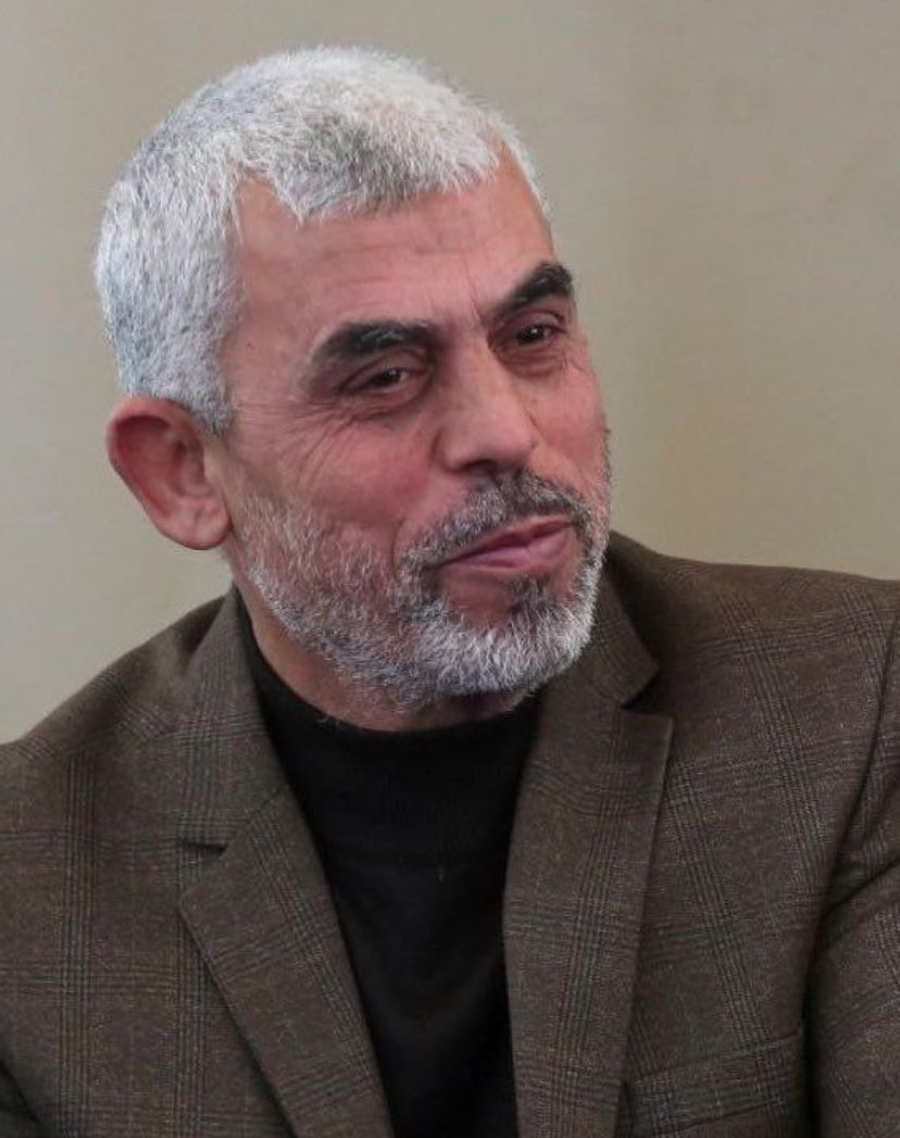 “Düşmanımın bana verebileceği en büyük hediye beni öldürmesidir. 59 yaşındayım. Kalp krizi, corona veya felç ile ölmektense şehit olarak ölmeyi tercih ederim.” diyen Hamas Lideri Yahya Sinvar, hem ayakta hem de şehadet makamına yükselerek Hakk’a yürüdü.