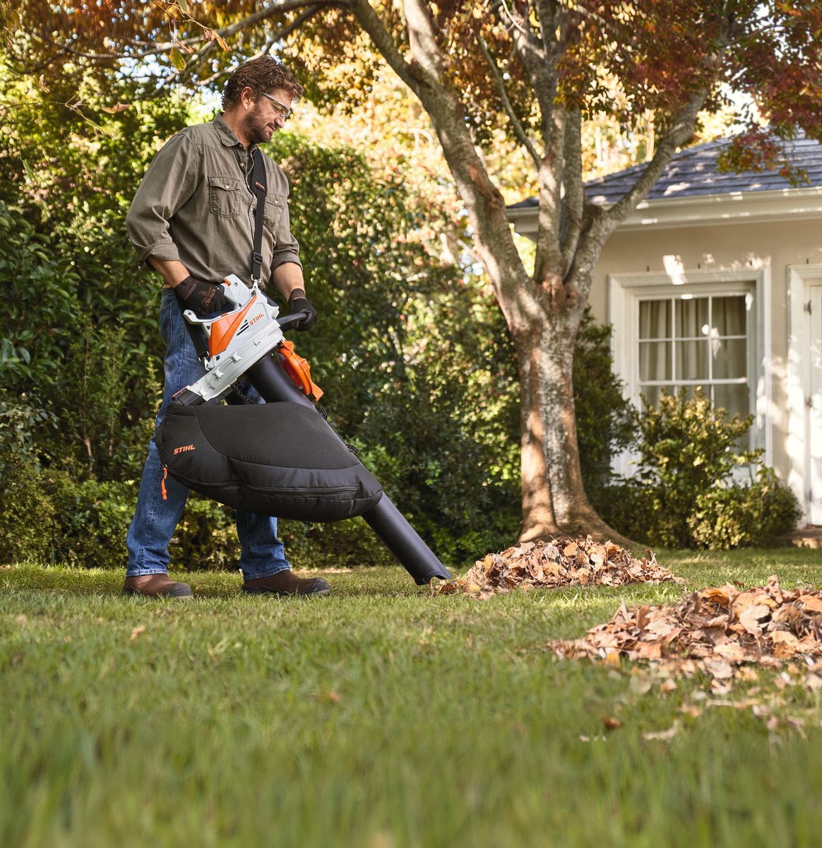 The STIHL SHA 56 is a 2-in-1 tool that can be easily switched from a leaf blower to a vacuum shredder. Part of our AK System of battery tools. 

READ THE FULL SPEC
bit.ly/FLS-STIHL-SHA56
Limited availability
Pop in for a demo!