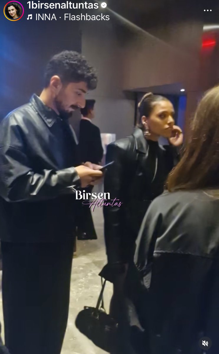 Couples: while one rubs the back of his girlfriend the other one holds his wife’s hand., The couple of the night: one looks at his phone while the other scratches its ear 🤣🤣yes very much in love 🤡