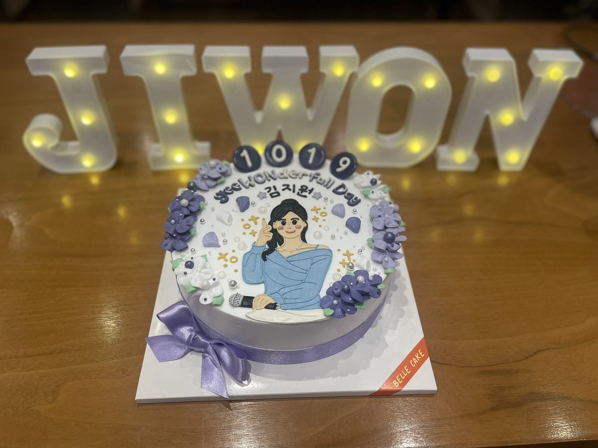 배우 김지원의 생일을 축하하기 위해 우리 10월 19일 오후 5시에 함께 케이크를 자르자!🎉

Let's cut a cake together at 5pm on October 19th to celebrate actress Kim Ji-won's birthday! 🎉

#KimJiwon 
#김지원 
#HappyGeewoniiDay 
#HappyJiwonDay
#geeWONderful_Day