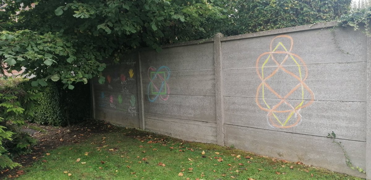 Les mathéludiciens de <a href="/CDozule/">Collège Pergaud Dozulé</a> ont de nouveau graffé les murs du collège, l'astroïde a fait son entrée à côté des tresses et entrelacs ✨