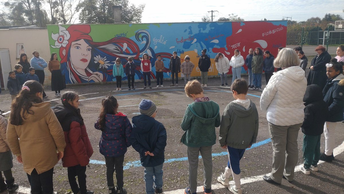 Hommage à l'école avec un rappel sur les valeurs françaises dont la laïcité.
#REP #EMC #Laicite