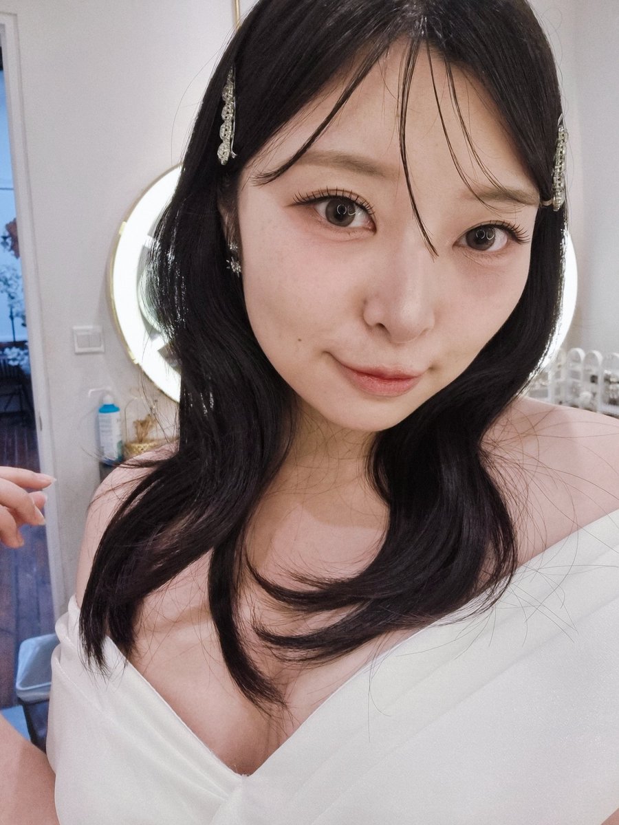 I tried professional Korean makeup and styling the other day and the strands of fringe hair took the LONGEST
