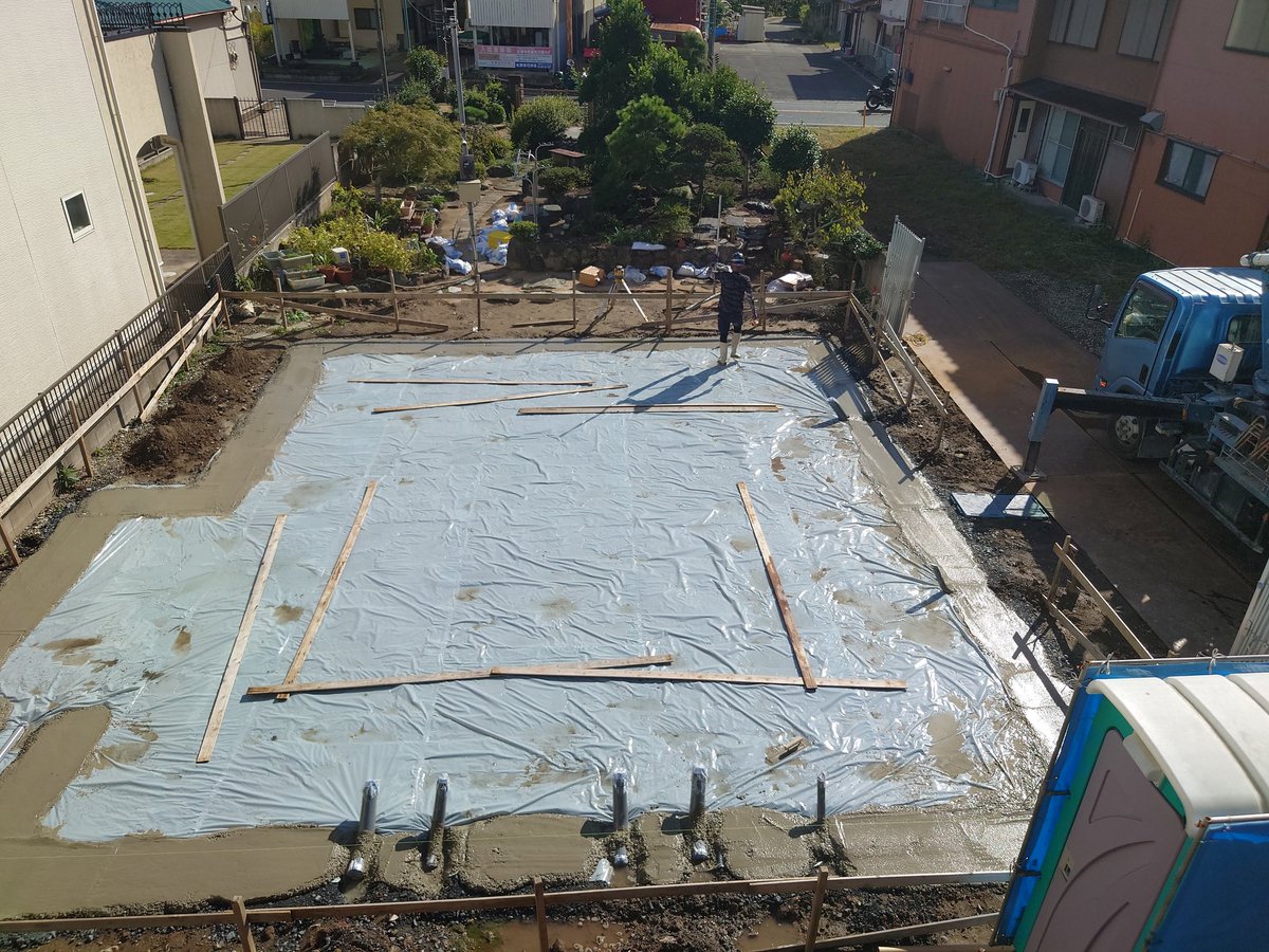 環境パイルうちが終わり、砂利のでならした後に防水シートが貼られ、今日は防水シートの上にコンクリ流しています😊

#住友林業の家
#BF工法
#住友林業木更津営業所
#新築木造住宅