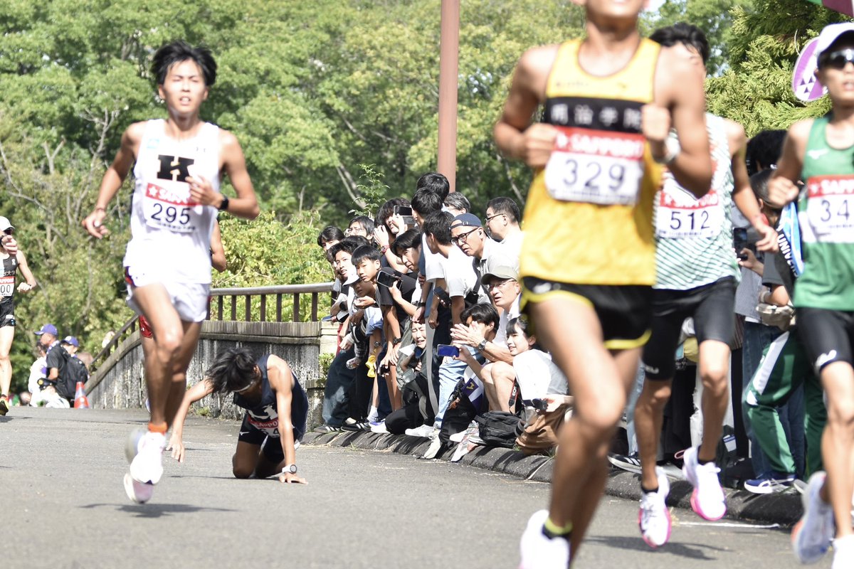 ekiden_boy_jp's tweet photo. #第101回箱根駅伝予選会 
投稿するのはどうなのだろう？と考えましたが中継では映らないその裏で現地では過酷な状況下で本能のままにフィニッシュを目指す選手がいたことを伝えたく投稿させて頂きます(続報を知っている方がいましたら知りたいです) https://t.co/zKNHPR1KaR