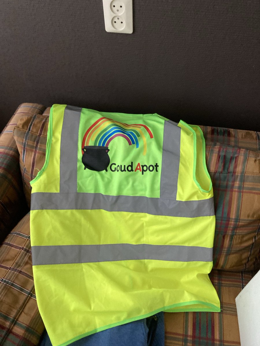 Verkeershesjes te leen aangeboden🌈 
Organiseer iets leuks in #Gouda en heb je verkeershesjes nodig? Mail voorzitter@goudapot.nl 😎
Ook handig als de vrijwilligers 😇 van een evenement heel zichtbaar moeten zijn🤓