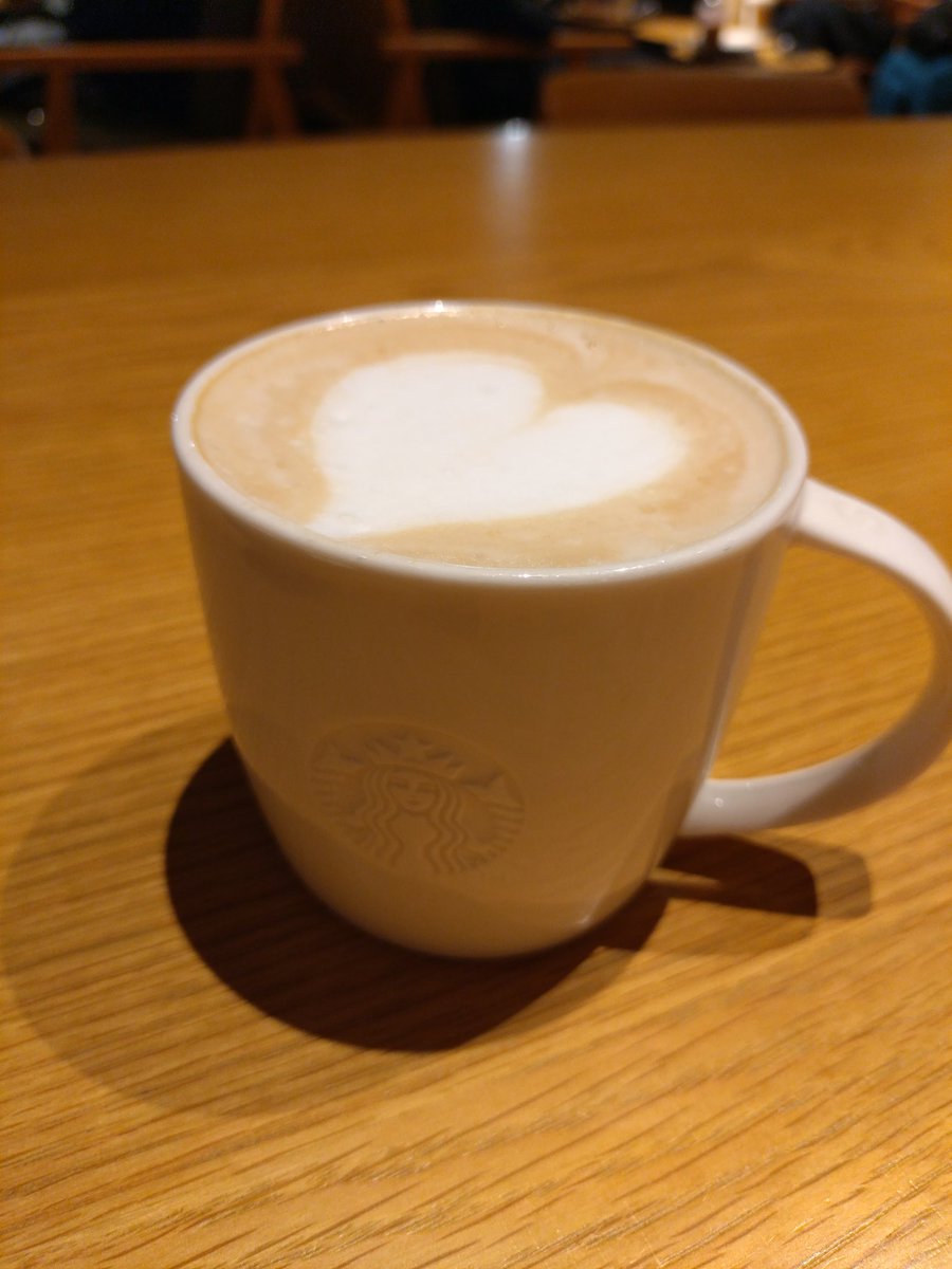 kacchau's tweet photo. 昨日は月１ペースで行っている夜スタバの日。
ラテを注文したら初めてラテアートしてもらいました！
幸せな１日の締めくくりでした。
#スタバ 　#ブラックエプロンさん　#ラテアート https://t.co/Xsd7qlhsa0