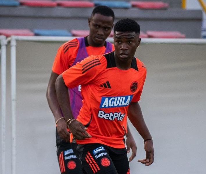 FabrizioRomano's tweet photo. 🚨🇨🇴 EXCL: City Football Group have agreed deal to sign 2006 born winger John Edwin Montaño.

Agreement worth $3m add-ons included plus 20% sell-on clause.

U20 Colombian talent will travel soon to Manchester for medical tests… then he will play for Lommel from January. 🇧🇪 https://t.co/VxhjLvnEz1