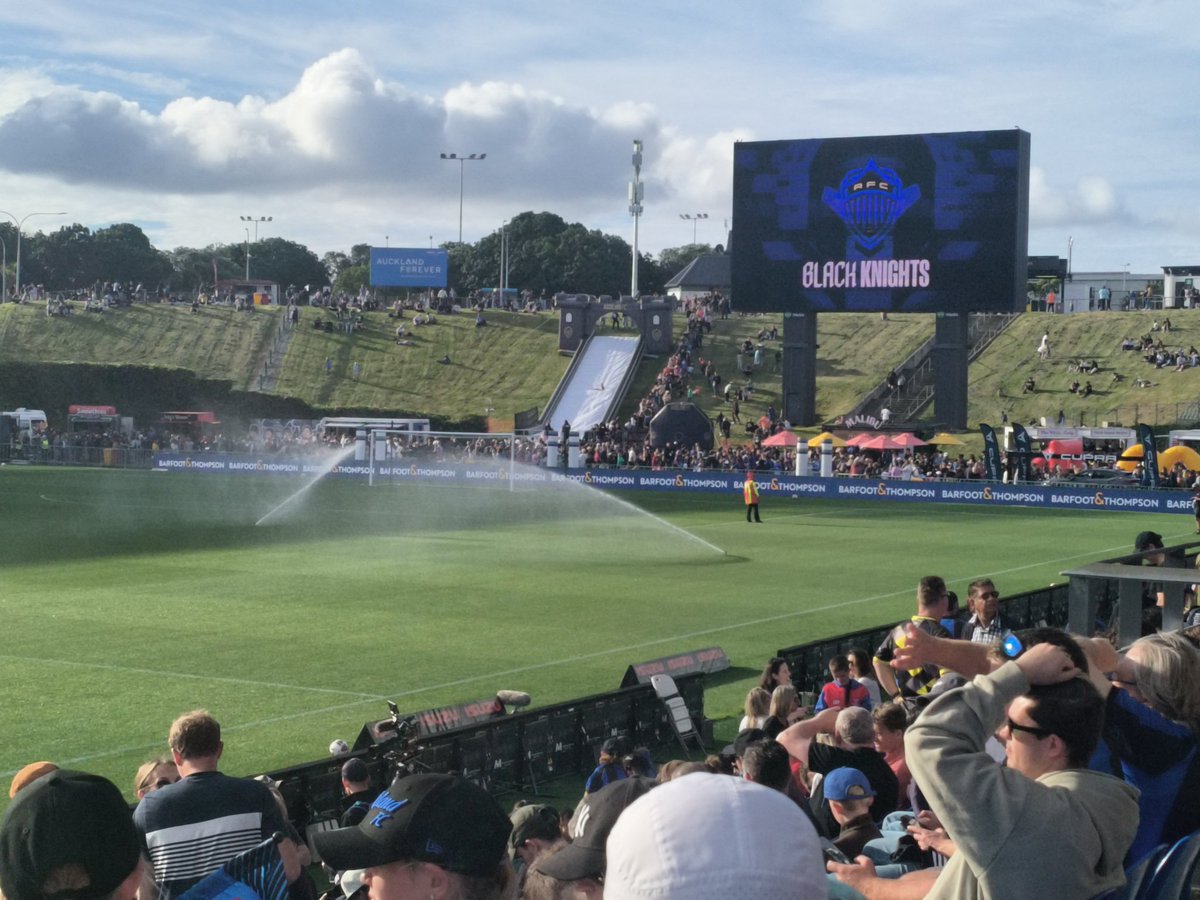 MicRiot's tweet photo. Auckland AFC 1st A league game, half time 1-0 vs Brisbane. Let's go! #AFC #Blackknights https://t.co/QhATkJaA2C