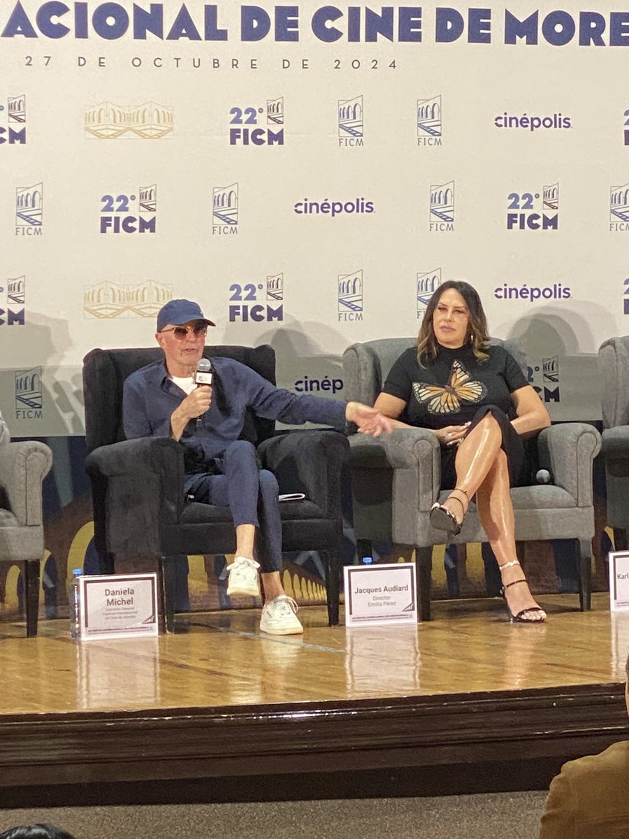 cineteando's tweet photo. 📽️ Arrancó el @FICM con la apertura de Emlila Pérez del director francés, Jacques Audiard, quien asistió con Zoé Saldana y Karla Sofía Gascón, quienes debelaron butacas conmemorativas con sus nombres y estarán ubicadas en la sala 4 del Cinepolis del Centro de #Morelia. #FICM2024 https://t.co/cbdAYDBYOw