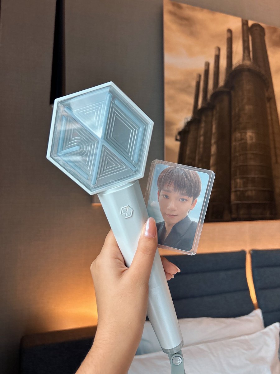 citydaelights's tweet photo. siempre presentes en los momentos mas importantes de mi vida 🤍🤍

te amo @CHEN_INB100 
los amo @weareoneEXO https://t.co/lLTMAsW9wc