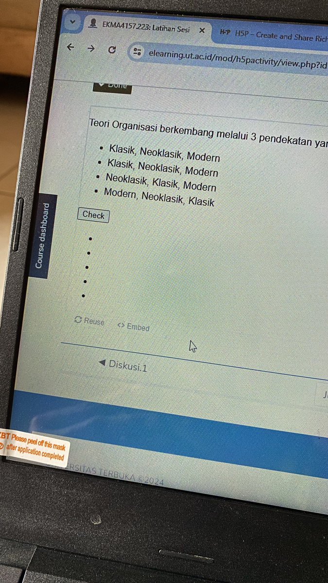 whitypu's tweet photo. @utfess ada yg sama ga tampilan quiznya jadi gini? cara mulihinya gimana ya https://t.co/s5Lkb1Sbfj