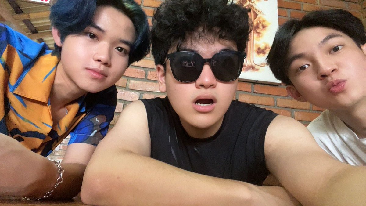 yourcloudie's tweet photo. HAPPY BANGET LIATNYAAAA 😭😭😭 my heart is sooooo fuuulllllll, pls do enjoy every second of your short escape yaaa 🩷🩷🩷 #sandyourheart #xavieranation #timsekop #yesaya #askIU https://t.co/amR86Q2266