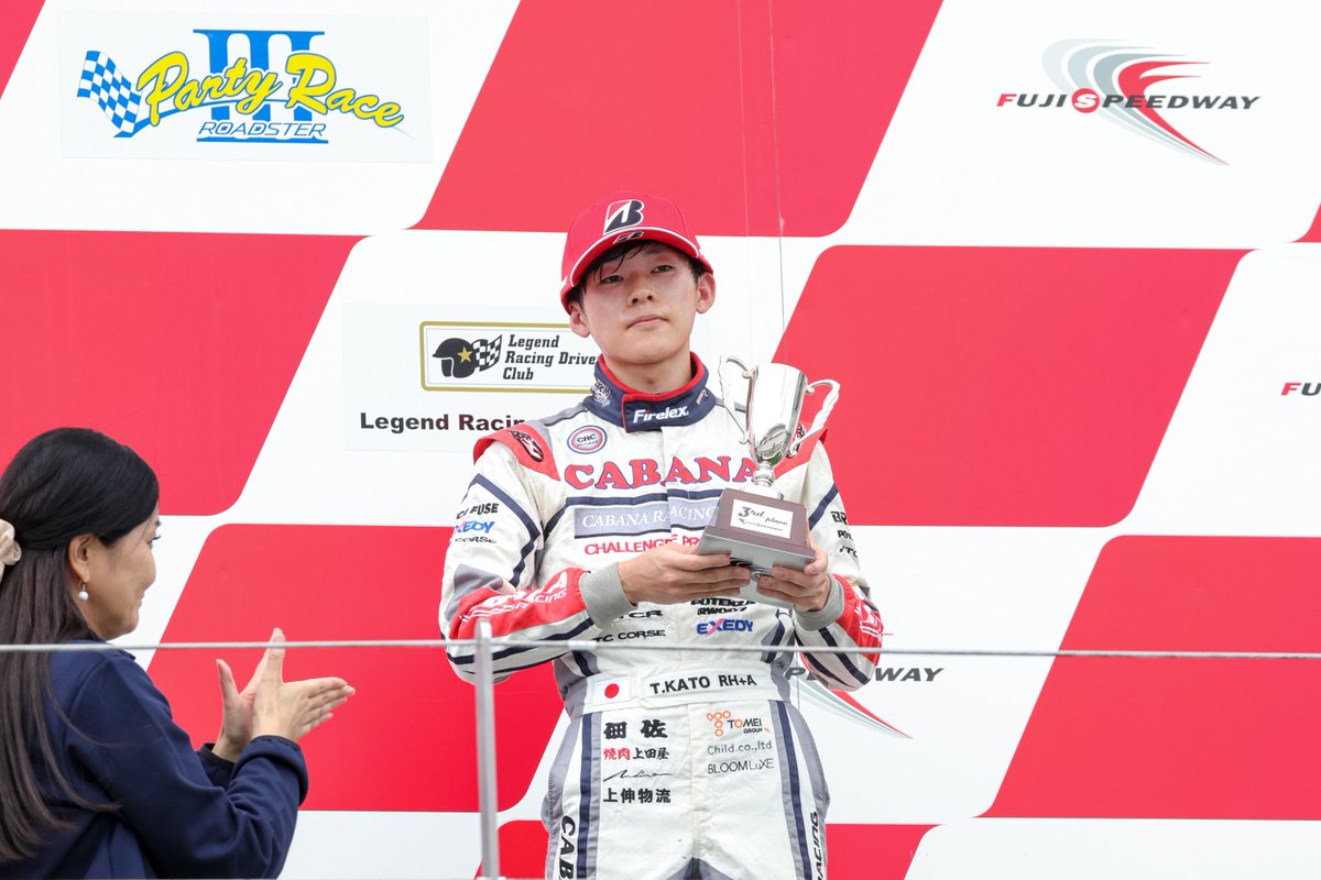 CabanaRacing7's tweet photo. 【#ロードスターパーティレース Ⅲ ジャパンツアーシリーズ 第6戦 #富士スピードウェイ】
決勝が終了しました
3番手スタートの加藤選手は序盤でトップに立つものの、中盤以降は激しい上位争いとなり、3位でチェッカーを受けました🏁
その後は上位の選手が失格となり、正式結果は2位となりました https://t.co/RUkXif7vCP