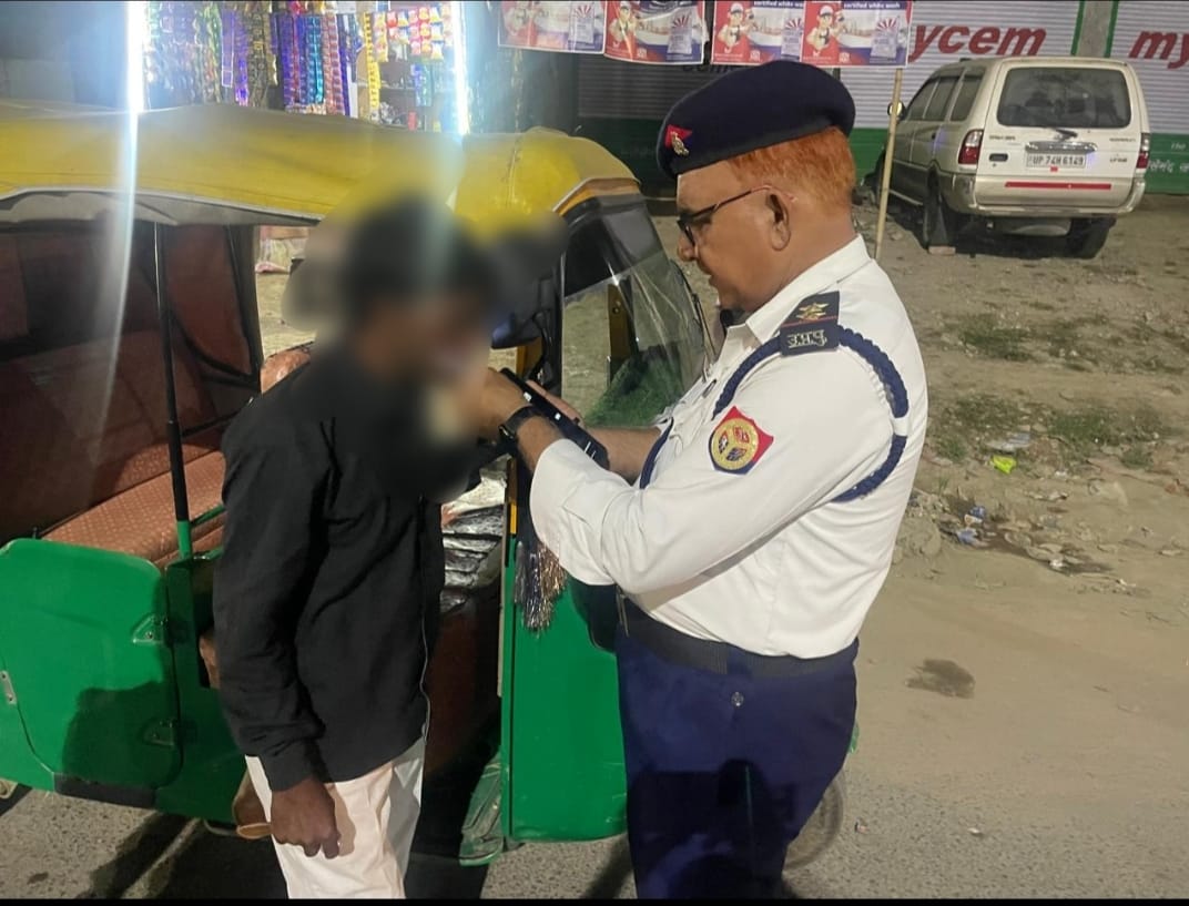 uptrafficpolice's tweet photo. जनपद #कन्नौज यातायात पुलिस द्वारा अभियान चलाकर नशे में वाहन चलाने वाले चालकों को चेक किया गया तथा प्रवर्तन की कार्यवाही की गई।
#Roadsafety https://t.co/sJx6lcUhgW