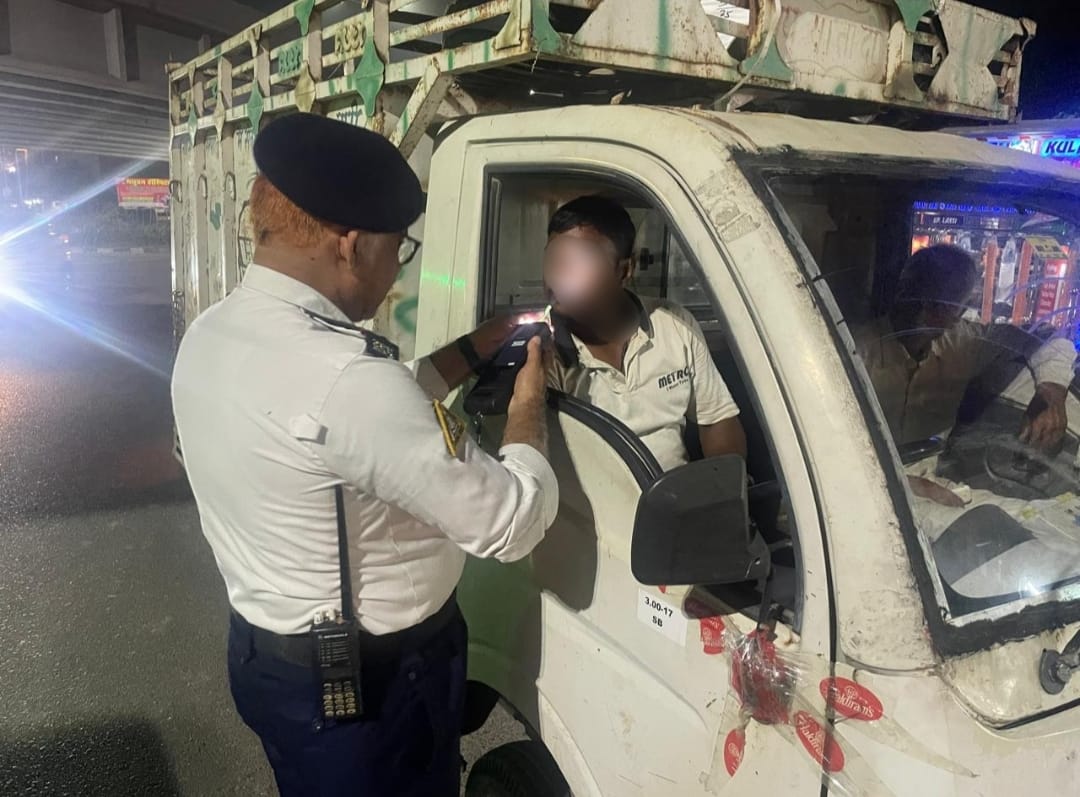 uptrafficpolice's tweet photo. जनपद #कन्नौज यातायात पुलिस द्वारा अभियान चलाकर नशे में वाहन चलाने वाले चालकों को चेक किया गया तथा प्रवर्तन की कार्यवाही की गई।
#Roadsafety https://t.co/sJx6lcUhgW