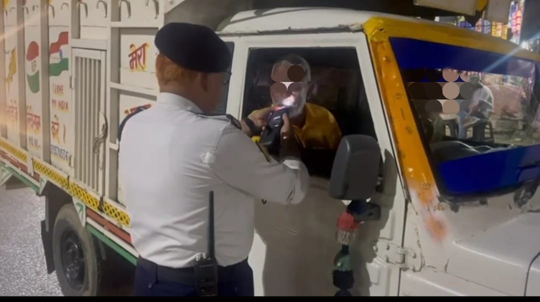 uptrafficpolice's tweet photo. जनपद #कन्नौज यातायात पुलिस द्वारा अभियान चलाकर नशे में वाहन चलाने वाले चालकों को चेक किया गया तथा प्रवर्तन की कार्यवाही की गई।
#Roadsafety https://t.co/sJx6lcUhgW
