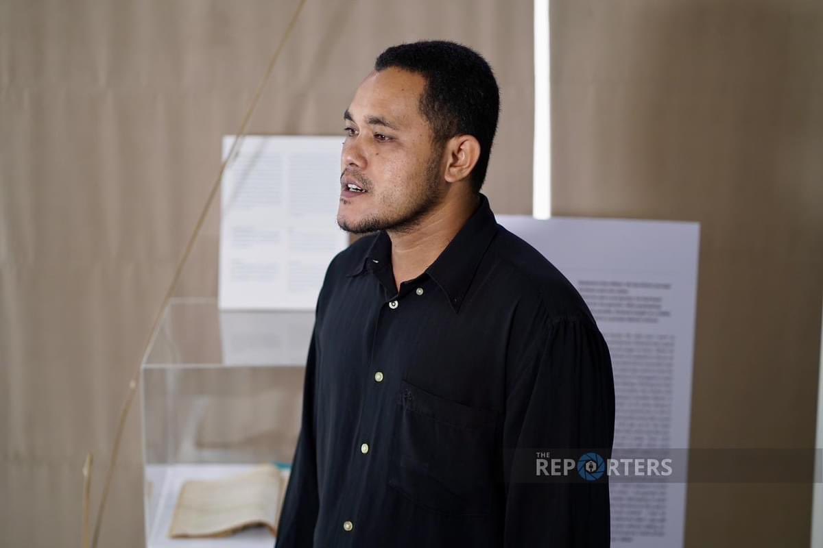 JUSTICE:"อยากเห็นความยุติธรรม คนที่ทำเรื่องแบบนี้ไว้ ขอให้รับผิดชอบ แม้ว่าจะผ่านมานานแล้ว แต่ยังอยู่กับใจเรา เหมือนลายมือในหนังสือของพี่ชาย ที่ผมใช้เรียนต่อ อ่านเมื่อไหร่ก็เจ็บปวด"

"หนังสือเรียนของพี่ชาย"

เป็นความทรงจำที่ อาหามะ สาและ เก็บไว้เพื่อระลึกถึง รอซือแมง สาและ