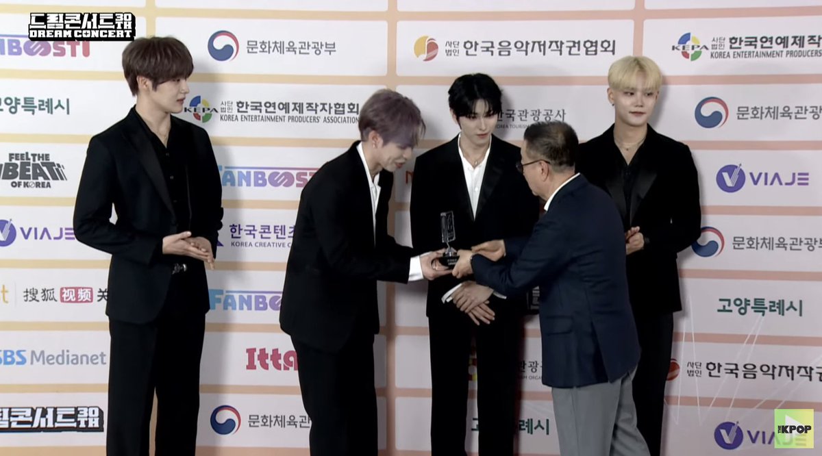 #CIX receiving their Dream Global (Male Group) award at The 30th Dream Concert.