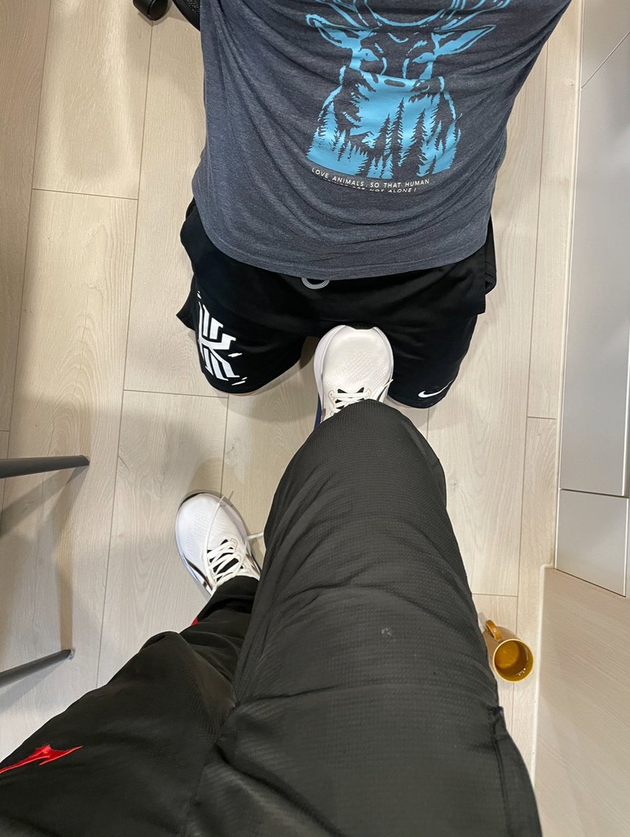 north0117's tweet photo. 新鞋子要踩三下⋯⋯當然是踩你囉 https://t.co/5KixB0IMbT
