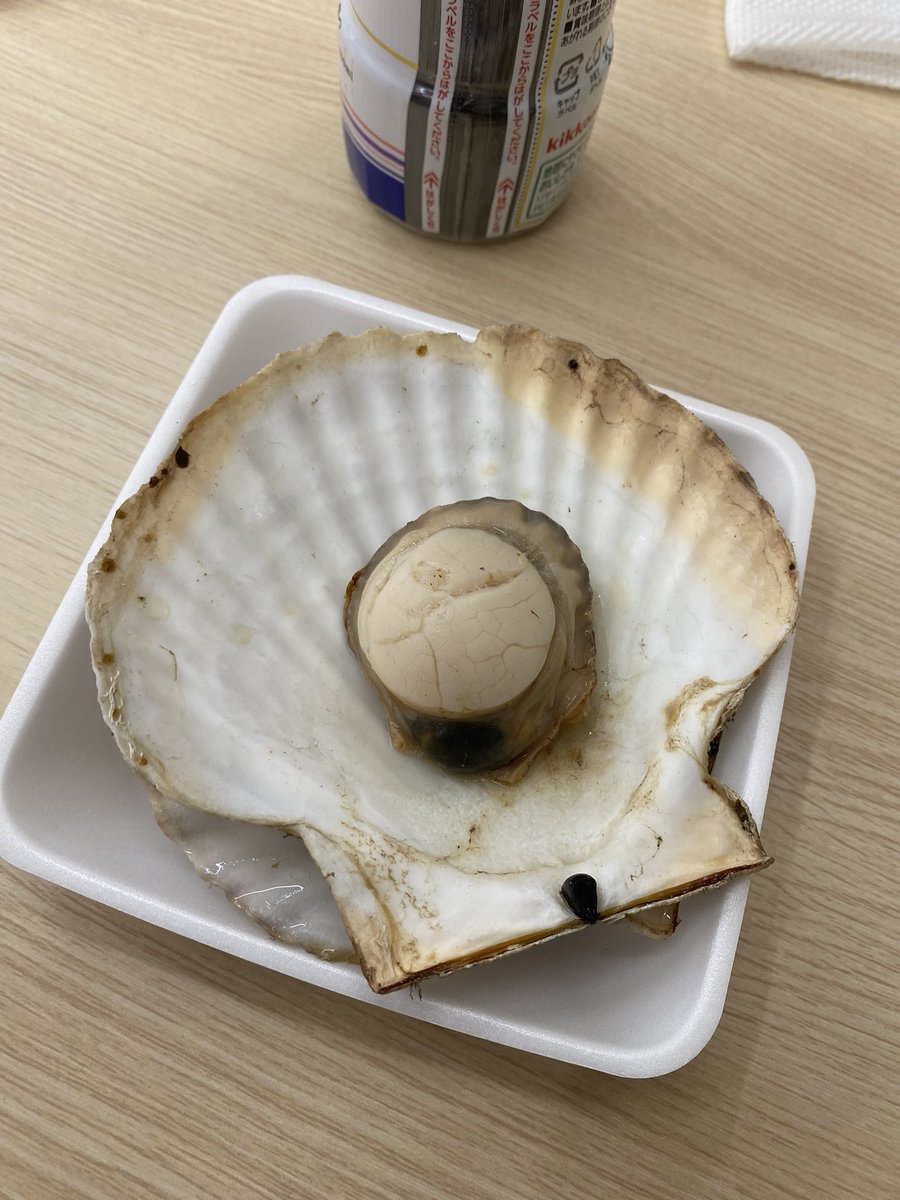 AZAKURA80's tweet photo. 一方私はホタテ焼きをいただきました。座っていると「膨らまなかったから少し待ってくれればもう一個作るよ」とのこと。1個目を食べていたら2個目の予想外の大きさに吃驚しました。ホタテの旨みがバターの香りに包まれ本当に良い優しいお店でした。ここで函館観光は終わり、次は絶景の湖沼地帯です。 https://t.co/v5lseBYbrB