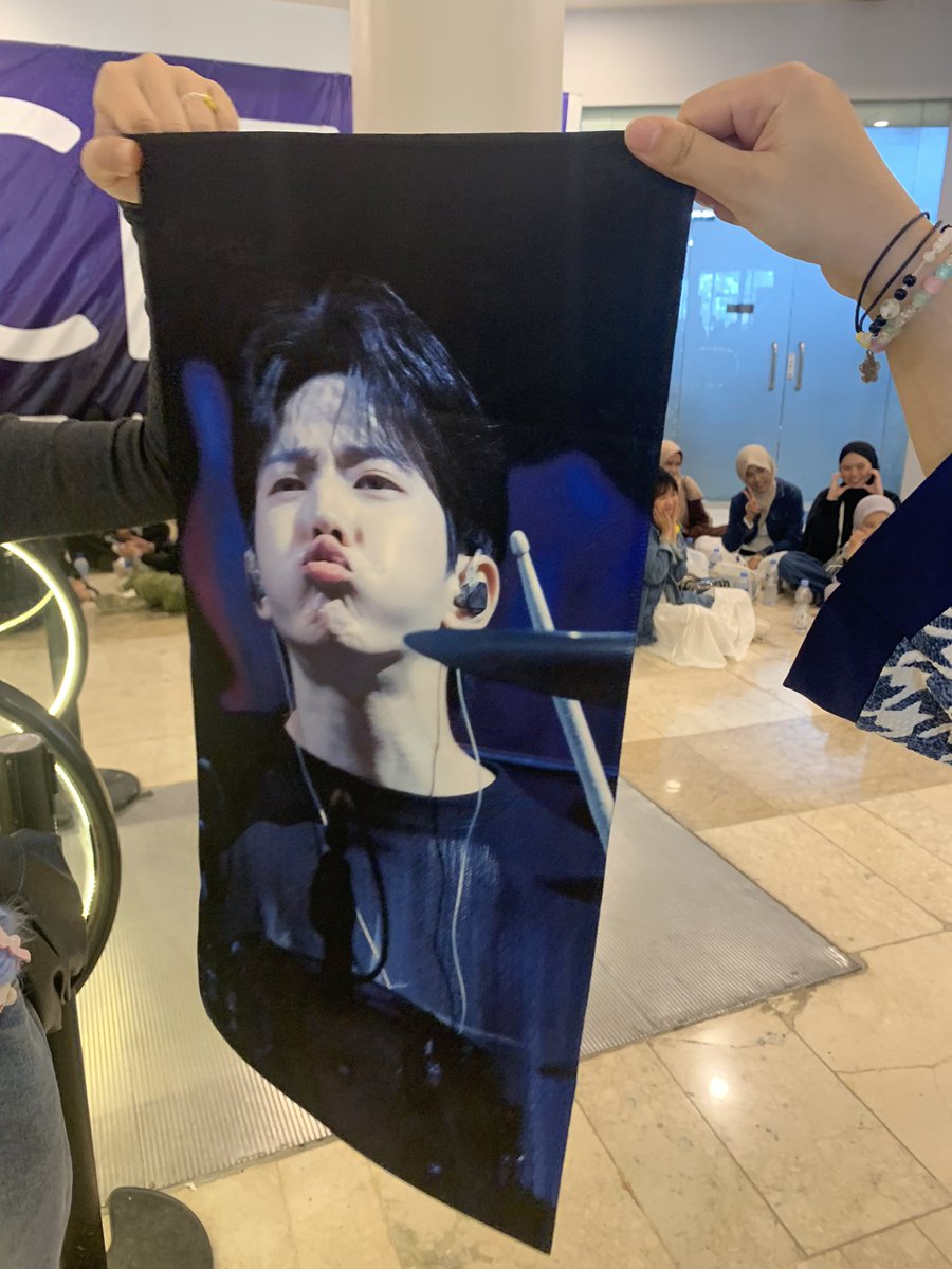 dalbitjeu's tweet photo. yang merasa kehilangan slogan dowoon jatoh deket eskalator mall https://t.co/bQLIb8kOTv