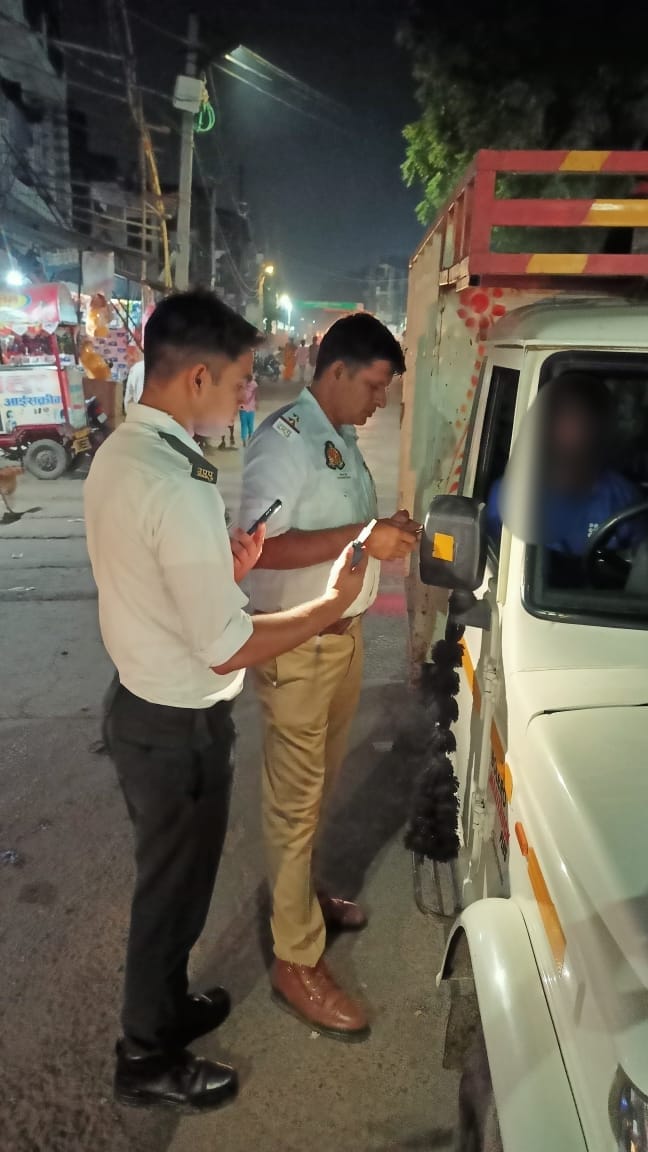 uptrafficpolice's tweet photo. जनपद #चित्रकूट यातायात पुलिस द्वारा अभियान चलाकर नशे में वाहन चलाने वाले चालकों को चेक किया गया तथा दोषी पाए जाने पर प्रवर्तन की कार्यवाही की गई।
#Road_safety https://t.co/9qGGTPMfc5