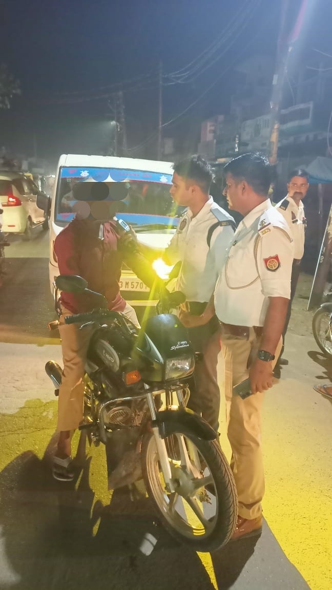 uptrafficpolice's tweet photo. जनपद #चित्रकूट यातायात पुलिस द्वारा अभियान चलाकर नशे में वाहन चलाने वाले चालकों को चेक किया गया तथा दोषी पाए जाने पर प्रवर्तन की कार्यवाही की गई।
#Road_safety https://t.co/9qGGTPMfc5