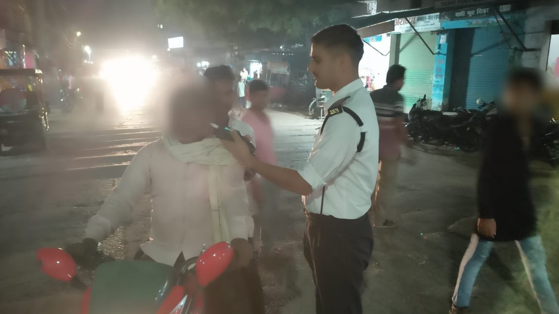 uptrafficpolice's tweet photo. जनपद #चित्रकूट यातायात पुलिस द्वारा अभियान चलाकर नशे में वाहन चलाने वाले चालकों को चेक किया गया तथा दोषी पाए जाने पर प्रवर्तन की कार्यवाही की गई।
#Road_safety https://t.co/9qGGTPMfc5