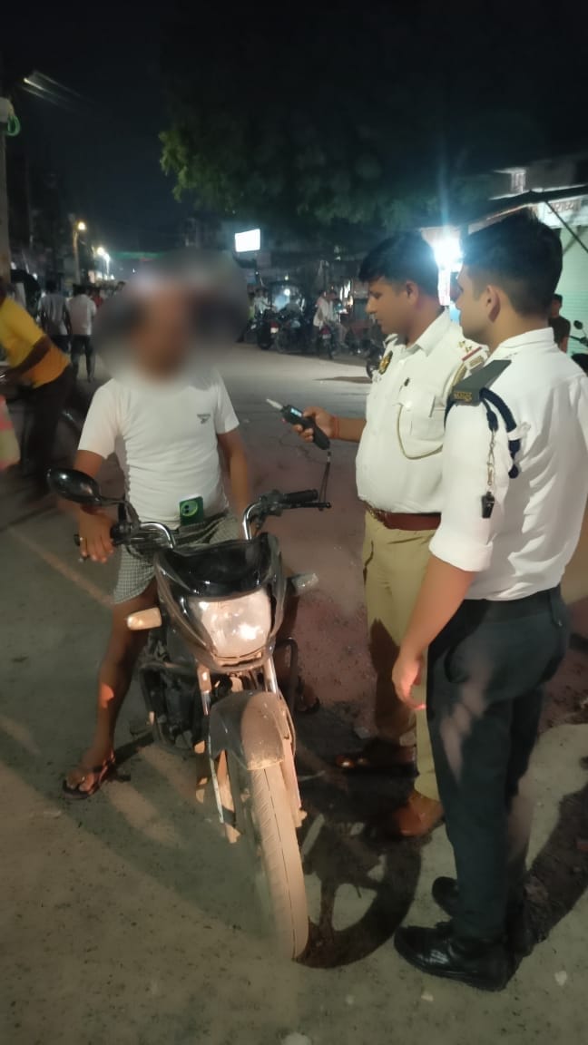 uptrafficpolice's tweet photo. जनपद #चित्रकूट यातायात पुलिस द्वारा अभियान चलाकर नशे में वाहन चलाने वाले चालकों को चेक किया गया तथा दोषी पाए जाने पर प्रवर्तन की कार्यवाही की गई।
#Road_safety https://t.co/9qGGTPMfc5