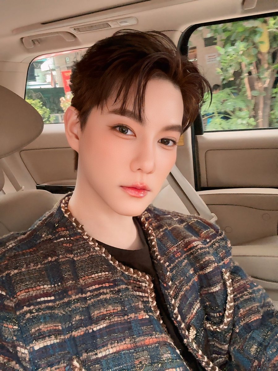 10vely พร้อมยัง💜 บ่าย3 โมงเริ่มรับคิวแจก Giveaway ที่ร้าน Cheevit Cheeva 300 ท่านแรก รับฟรีเครื่องดื่มคนละแก้ว และมีเอาอัลบั้ม wayv มาแจกเกือบ100 บั้ม รวมถึงlip แบรนด์ของผมอีก 300 แท่ง ขอให้สิทธิ์เฉพาะชาว 10vely เท่านั้นนะครับ เจอกันครับ #TENxFireworkMeetandGreet